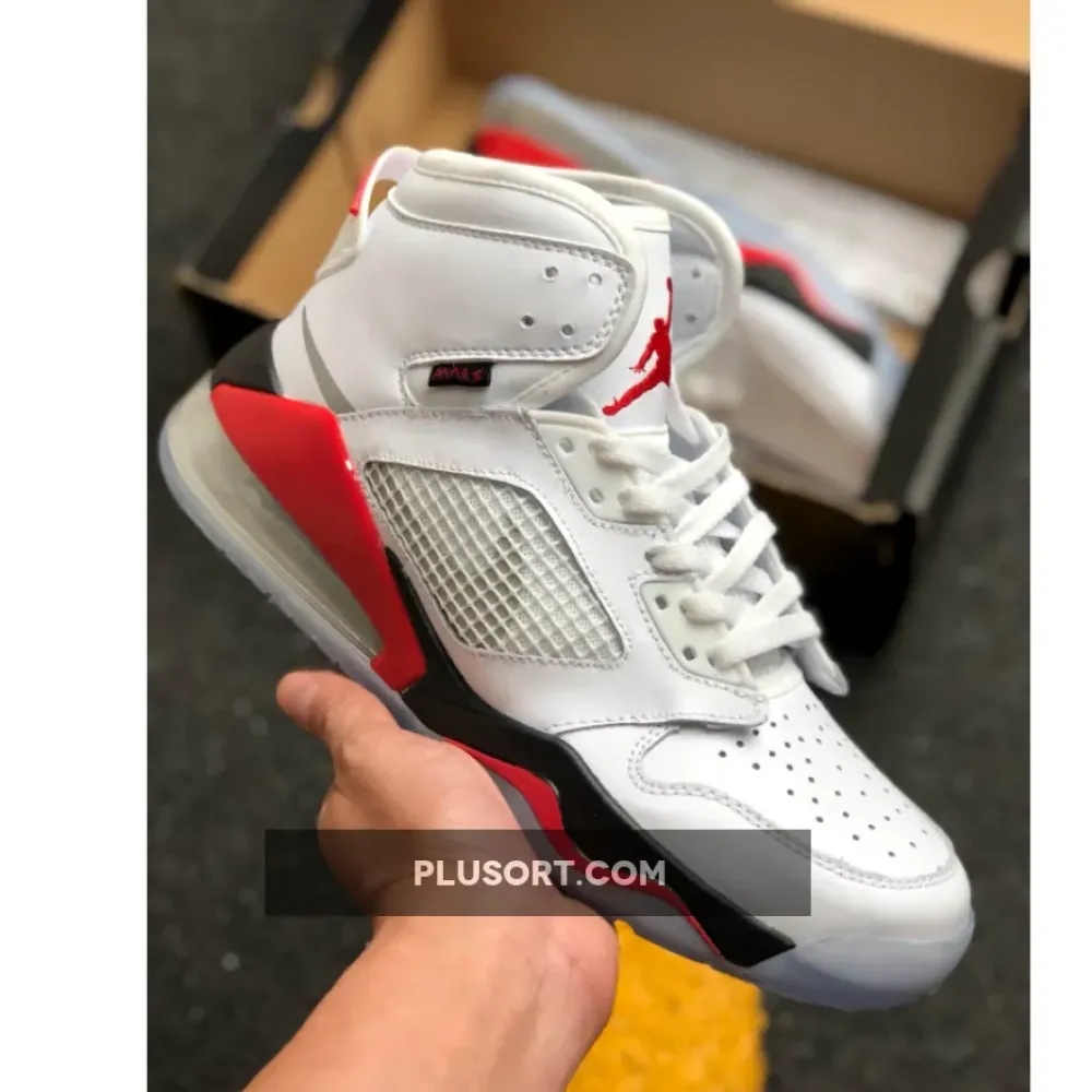Jordan Mars 270 White/Fire Red-Black CD7070-100