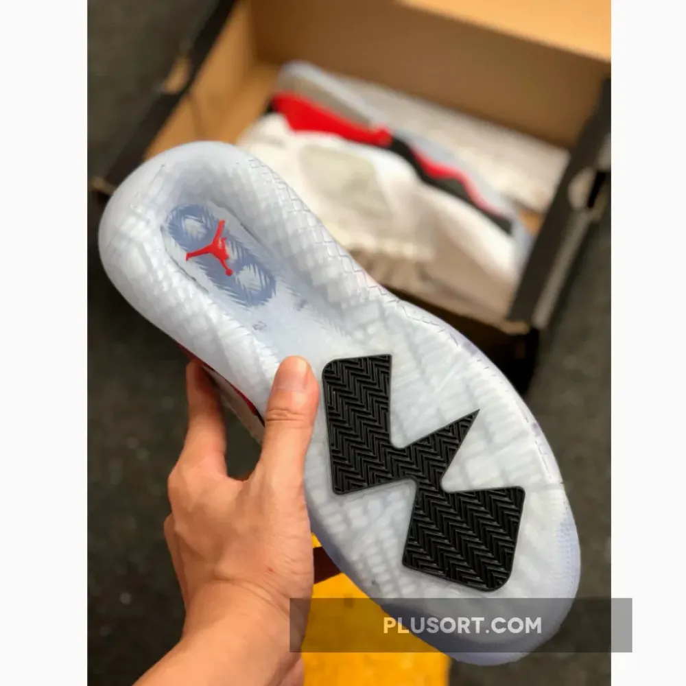 Jordan Mars 270 White/Fire Red-Black CD7070-100